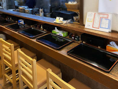 カウンターにイスがならんだ店内の様子